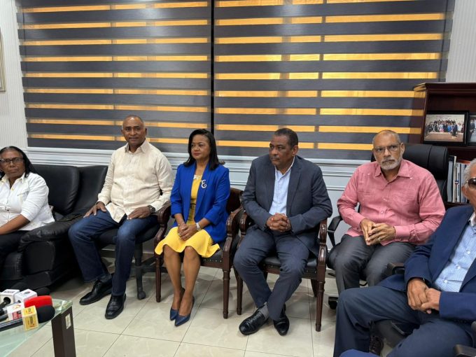 Liderazgo cooperativo se reúne con senador Fulcar para dar seguimiento al proyecto que reforma el marco legal del sector