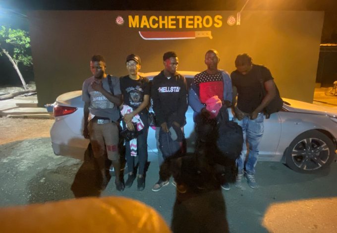 ERD apresan a dos dominicanos que transportaban a cinco haitianos en condición migratoria irregular en Mao