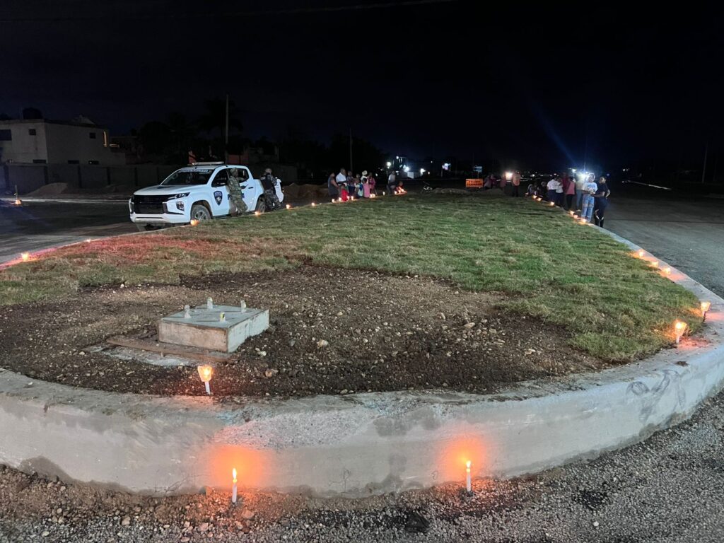 Realizan encendido de velas en protesta por ampliación de la Avenida Ecológica en Boca Chica - Noticias de hoy en República Dominicana | De Último Minuto