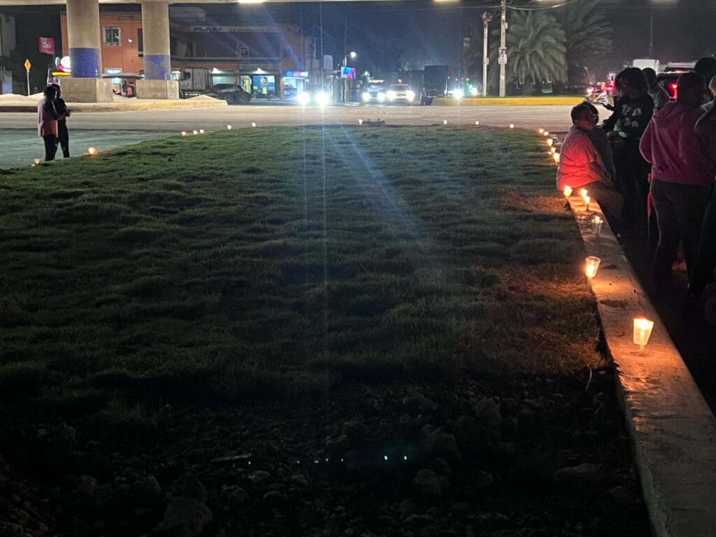 Realizan encendido de velas en protesta por ampliación de la Avenida Ecológica en Boca Chica - Noticias de hoy en República Dominicana | De Último Minuto