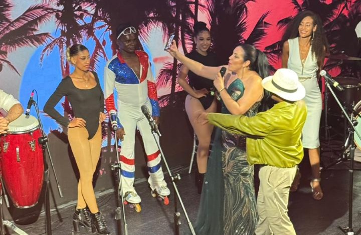 Enni Montero marca Hard Rock Café con su nuevo tema tropical