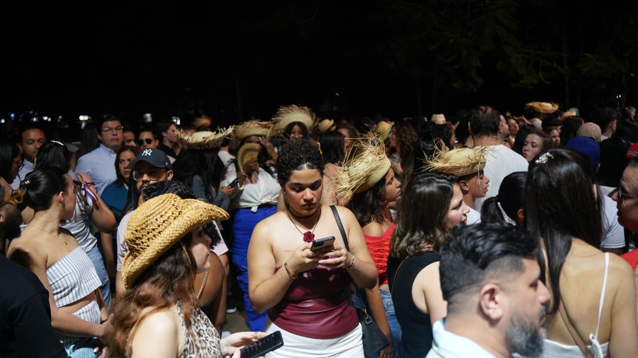 Cientos de personas permanecen en largas filas mientras avanza el concierto de Bad Bunny en el Estadio Olímpico