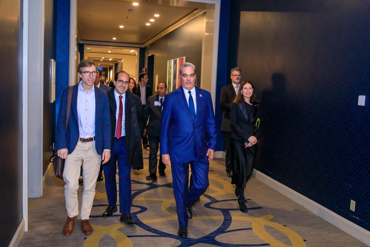 Abinader impulsa a RD hacia el mapa global de semiconductores en reunión anual de la SIA en California