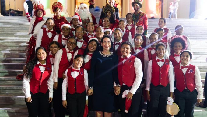 Raquel Peña y Raquel Arbaje encabezan encendido del árbol y dan bienvenida a la Navidad en el Palacio Nacional