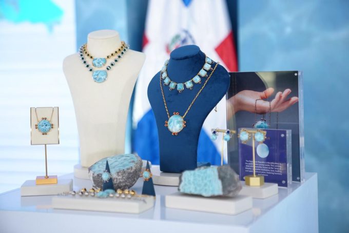 Celebran el Día Nacional del Larimar con un vibrante homenaje cultural en Barahona