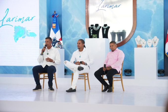 Artesanos y mineros protagonizan emotiva jornada en honor al Larimar en Bahoruco