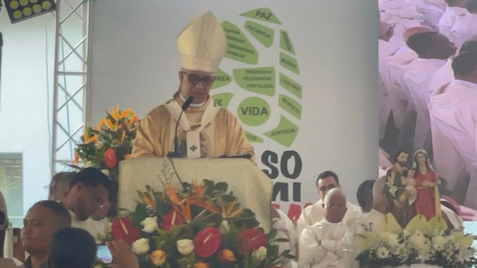 Arquidiócesis de Santiago moviliza a miles en multitudinaria caminata “Un Paso por mi Familia 2025”