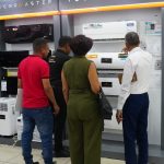 Ciudadanos abarrotan principales tiendas del país en busca de ofertas del Viernes Negro