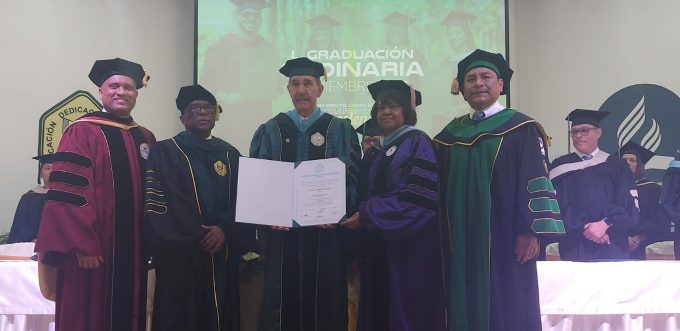 Universidad Adventista entrega título honoris causa al ministro Franklin García Fermín