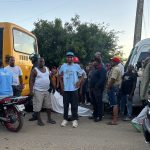 Madre fallece tras ser impactada por un minibús en Los Botados, Yamasá