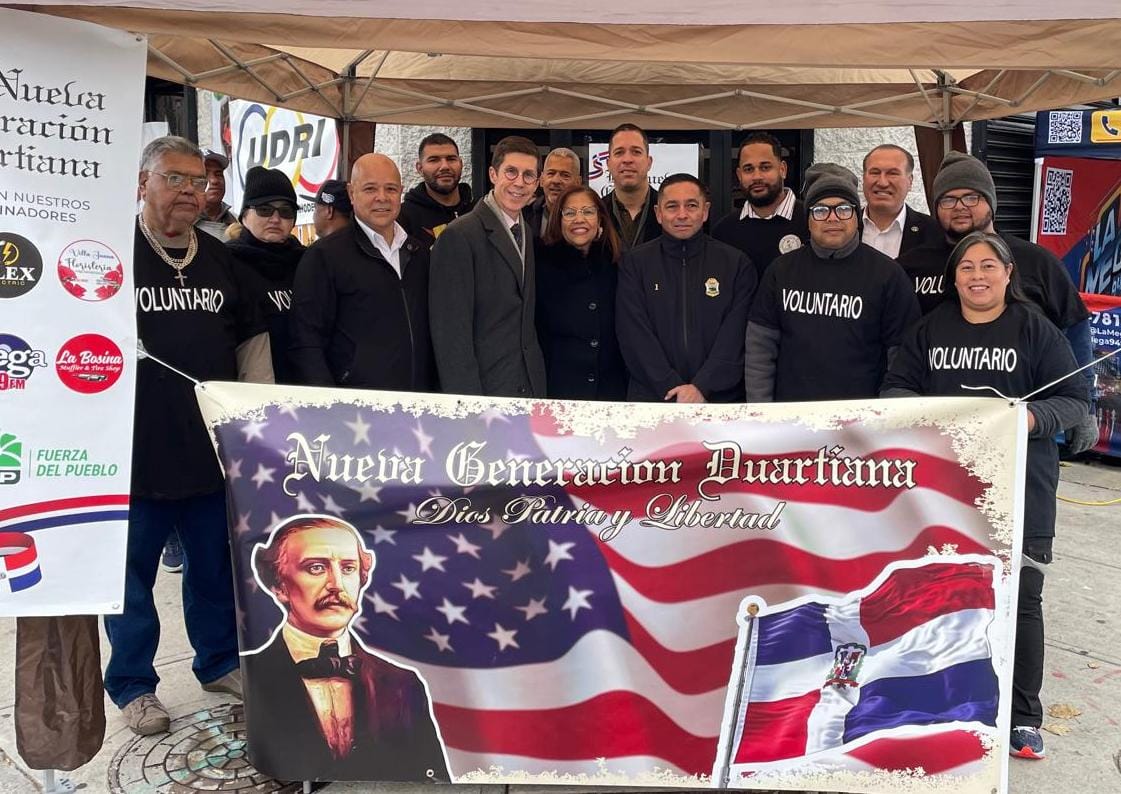 Líderes comunitarios regalan pavo en víspera del Día de Acción de Gracias en Providence