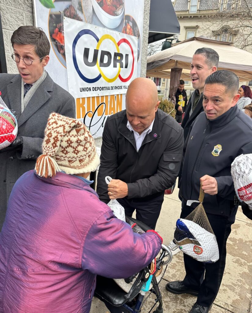 Líderes comunitarios regalan pavo en víspera del Día de Acción de Gracias en Providence - Noticias de hoy en República Dominicana | De Último Minuto