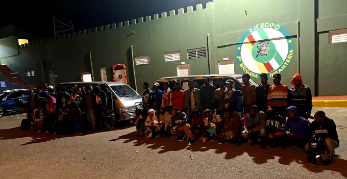 Ejército intercepta dos vehículos con 55 ciudadanos haitianos indocumentados en San Juan de la Maguana