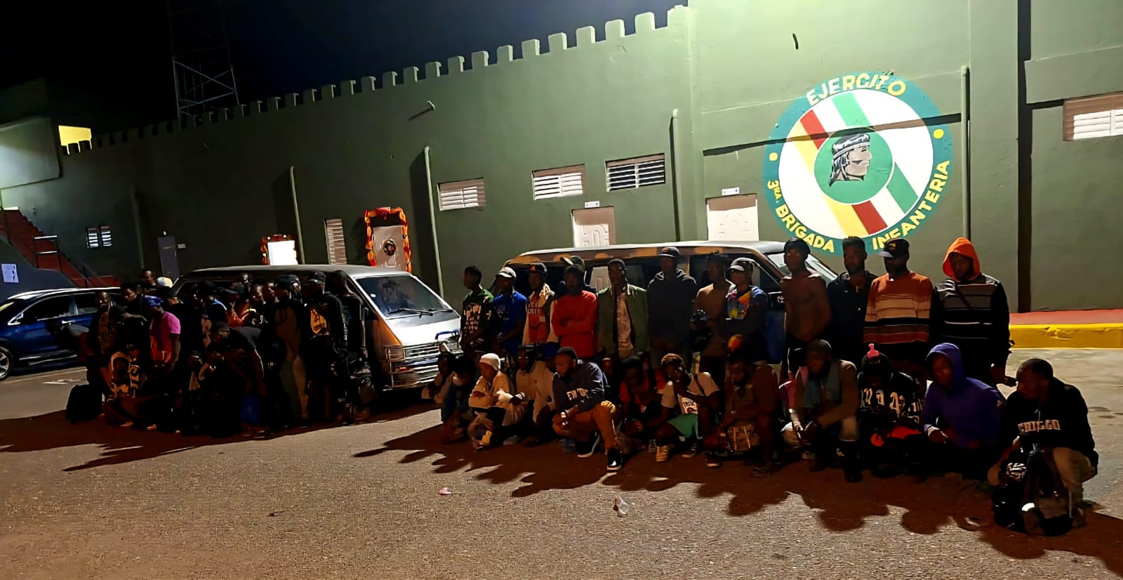 Ejército intercepta dos vehículos con 55 ciudadanos haitianos indocumentados en San Juan de la Maguana