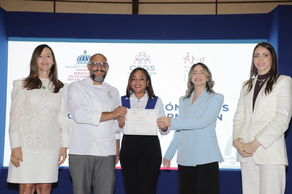 Desarrollo Social Supérate gradúa 300 estudiantes del Centro de Superación Gastronómica de Boca Chica | 3 | Desarrollo Social Supérate gradúa 300 estudiantes del Centro de Superación Gastronómica de Boca Chica - Noticias de hoy en República Dominicana | De Último Minuto