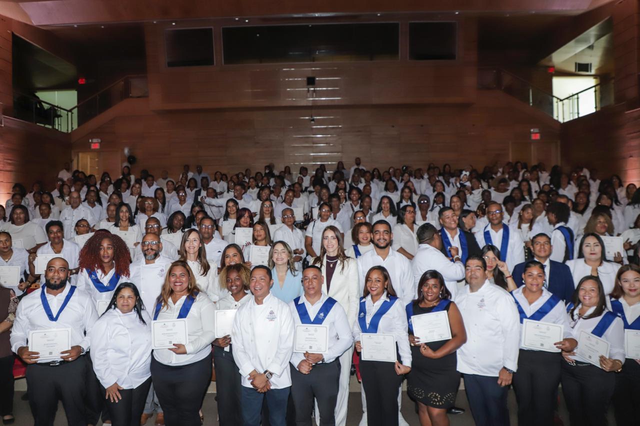 Desarrollo Social Supérate gradúa 300 estudiantes del Centro de Superación Gastronómica de Boca Chica