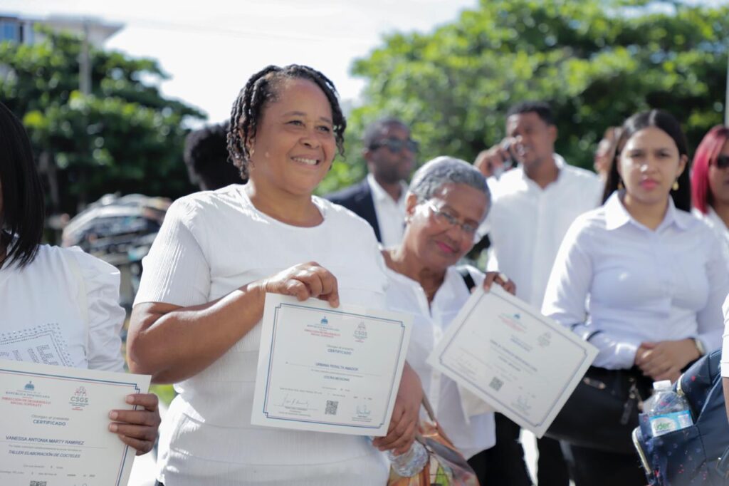 Desarrollo Social Supérate gradúa 300 estudiantes del Centro de Superación Gastronómica de Boca Chica | 2 | Desarrollo Social Supérate gradúa 300 estudiantes del Centro de Superación Gastronómica de Boca Chica - Noticias de hoy en República Dominicana | De Último Minuto