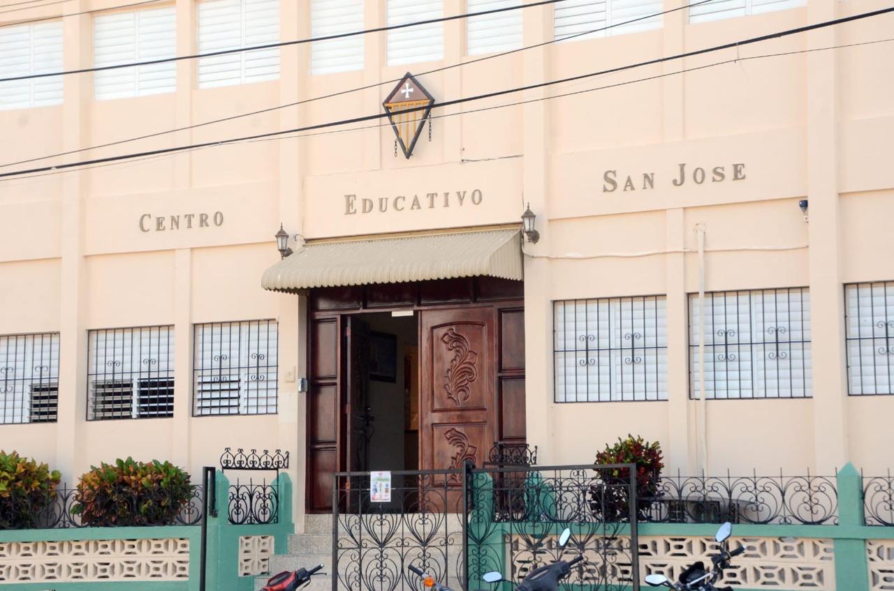 Padres denuncian que politécnico de Montecristi se niega a reinscribir a su hijo pese a orden judicial