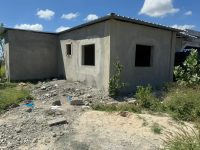 Alcaldía de Sabana Yegua interviene en vivienda afectada por incendio en el barrio Las Mercedes