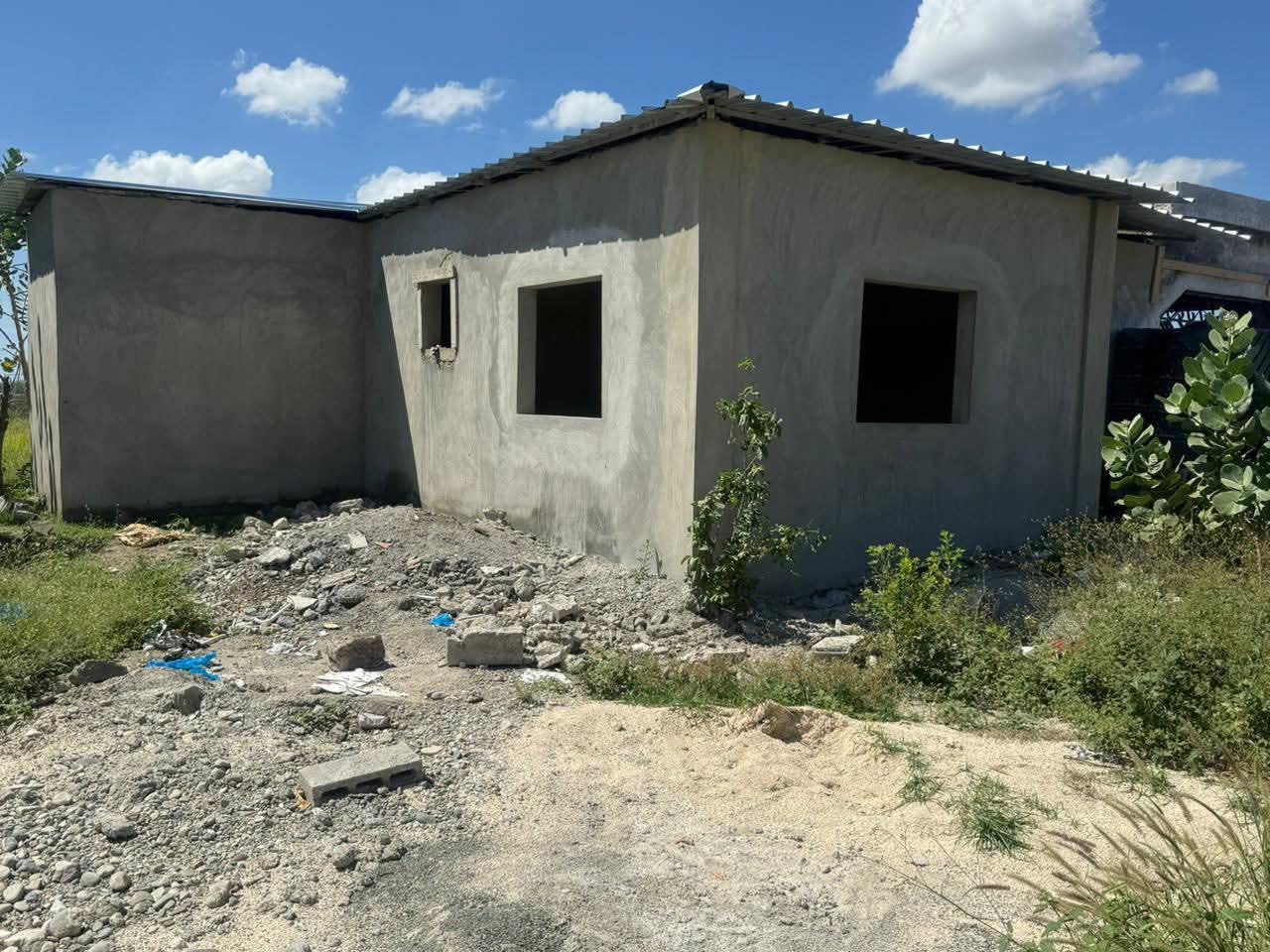 Alcaldía de Sabana Yegua interviene en vivienda afectada por incendio en el barrio Las Mercedes