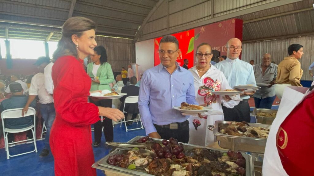 Raquel Peña encabeza lanzamiento de la “Brisita Navideña” en Santiago; entrega de bonos se retrasa por falla técnica | 9 | Raquel Peña encabeza lanzamiento de la “Brisita Navideña” en Santiago; entrega de bonos se retrasa por falla técnica - Noticias de hoy en República Dominicana | De Último Minuto