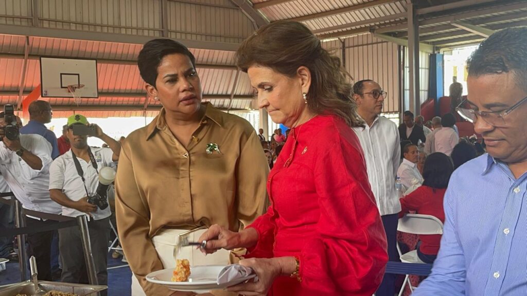 Raquel Peña encabeza lanzamiento de la “Brisita Navideña” en Santiago; entrega de bonos se retrasa por falla técnica | 7 | Raquel Peña encabeza lanzamiento de la “Brisita Navideña” en Santiago; entrega de bonos se retrasa por falla técnica - Noticias de hoy en República Dominicana | De Último Minuto