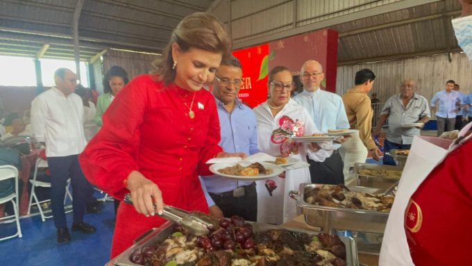 Raquel Peña encabeza lanzamiento de la “Brisita Navideña” en Santiago; entrega de bonos se retrasa por falla técnica