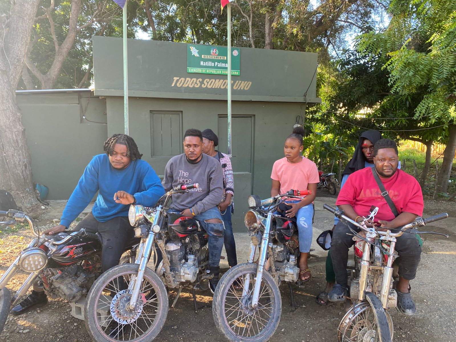 Ejército detiene seis nacionales haitianos y ocupa cuatro motocicletas en operativo en El Guayo, Montecristi