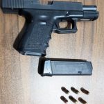 Policía arresta por separado a dos personas por posesión ilegal de arma de fuego y ron adulterado en Barahona