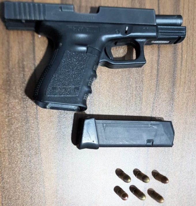 Policía arresta por separado a dos personas por posesión ilegal de arma de fuego y ron adulterado en Barahona