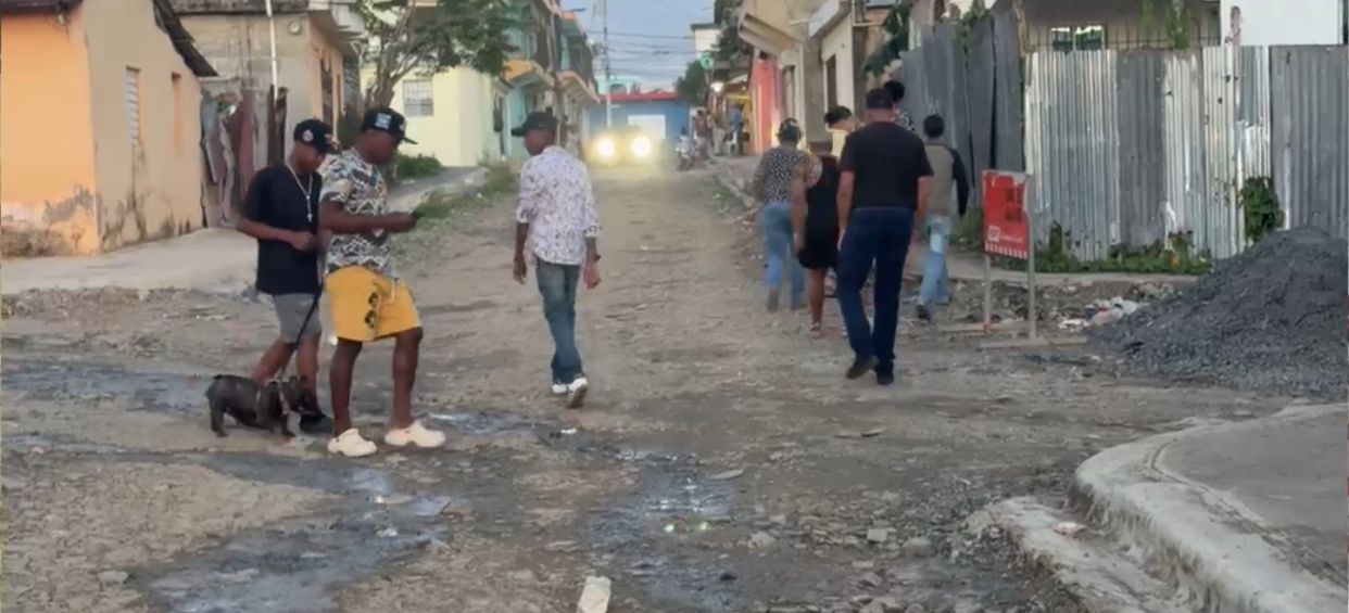 “Vivimos como animales”: Residentes de Sabana Grande de Boyá estallan ante abandono; otra Navidad entre el lodo