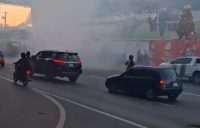 Vehículo se incendia en plena avenida John F. Kennedy; conductora logra salir a tiempo