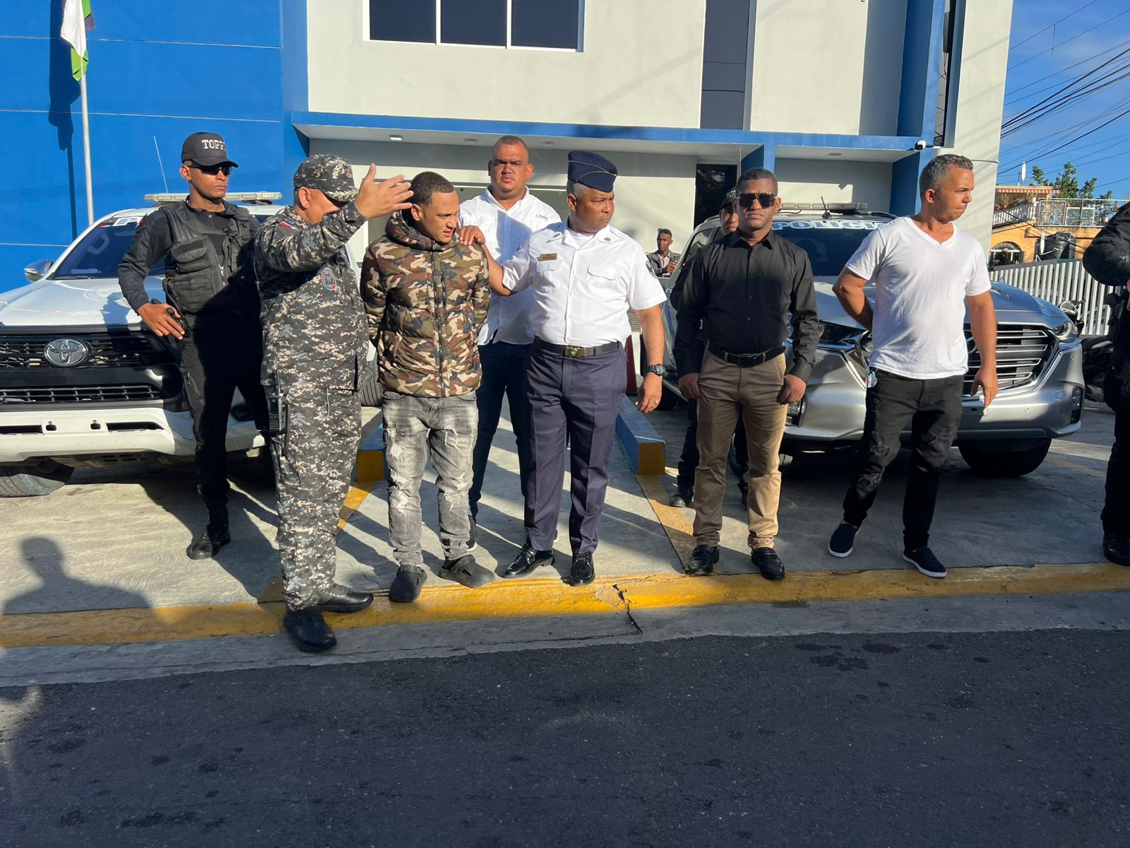 Michael Mofongo se entrega a la Policía tras incidente con prestamista herido en Los Alcarrizos