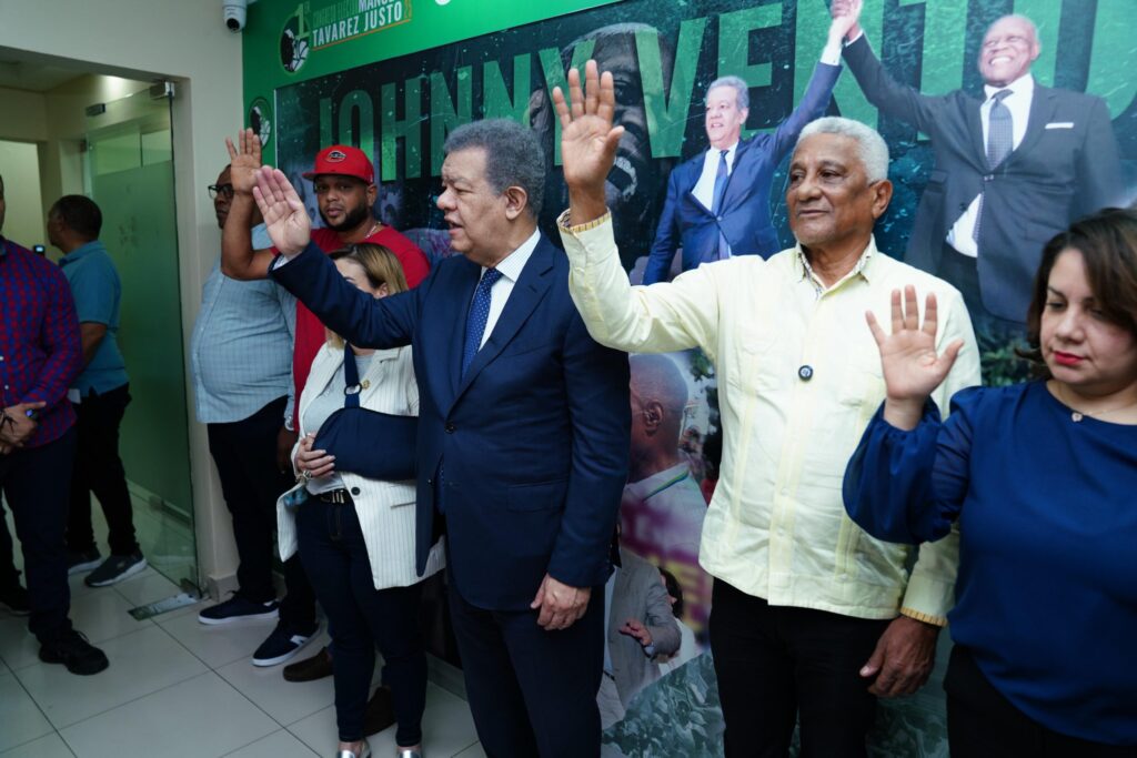 Leonel Fernández juramenta a exdirigente del PRM Pedro Alejandro Aguirre y a su equipo