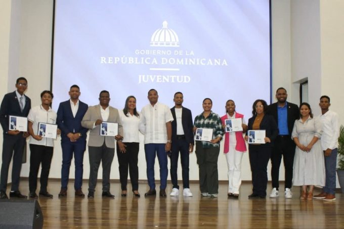 Gobernación de Azua reconoce a jóvenes finalistas del Sur rumbo al Premio Nacional de la Juventud 2026