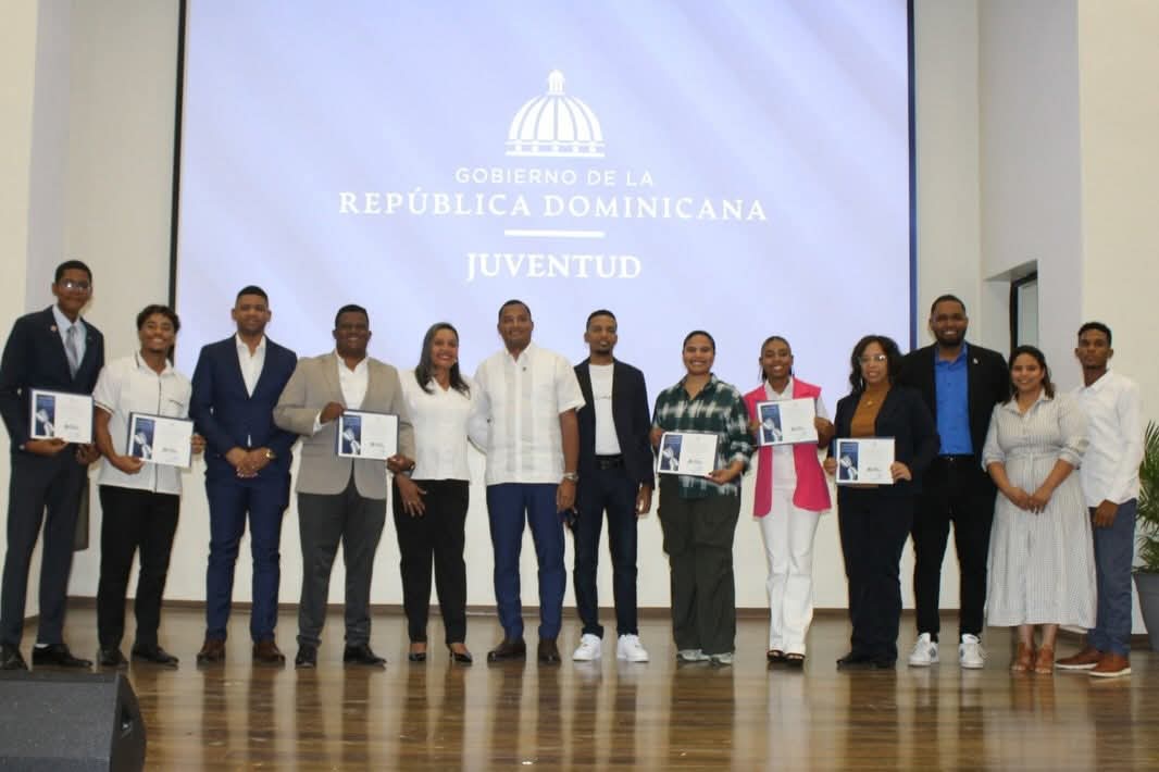 Gobernación de Azua reconoce a jóvenes finalistas del Sur rumbo al Premio Nacional de la Juventud 2026