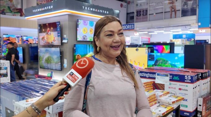 Aprovechan ofertas del Viernes Negro entre entusiasmo y un flujo más tímido que años anteriores