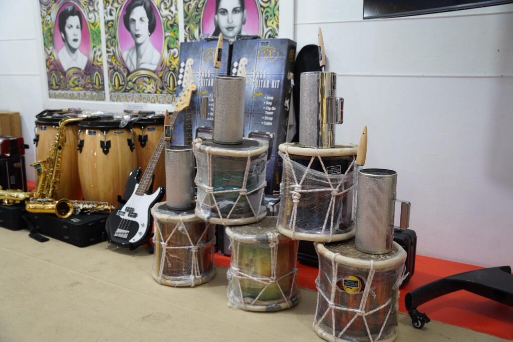 Ministro de Cultura encabeza entrega de instrumentos a Escuela de Música Típica en Barahona | 1 | Ministro de Cultura encabeza entrega de instrumentos a Escuela de Música Típica en Barahona - Noticias de hoy en República Dominicana | De Último Minuto