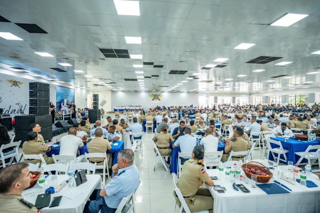 Presidente Abinader comparte almuerzo navideño con miembros de las Fuerzas Armadas - Noticias de hoy en República Dominicana | De Último Minuto