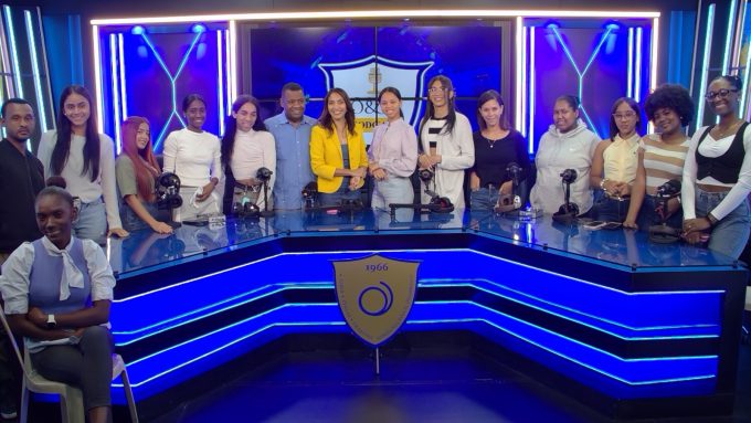 Wendy Mora insta a estudiantes de periodismo a prepararse y actuar con ética