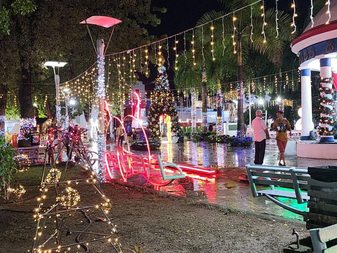 Encendido navideño ilumina el Parque Duarte y marca el inicio de la navidad en Bonao