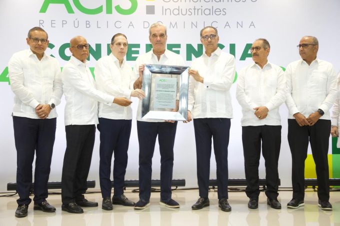 Abinader destaca que el país es una “República policéntrica” y recibe reconocimiento de la ACIS por su inversión en Santiago