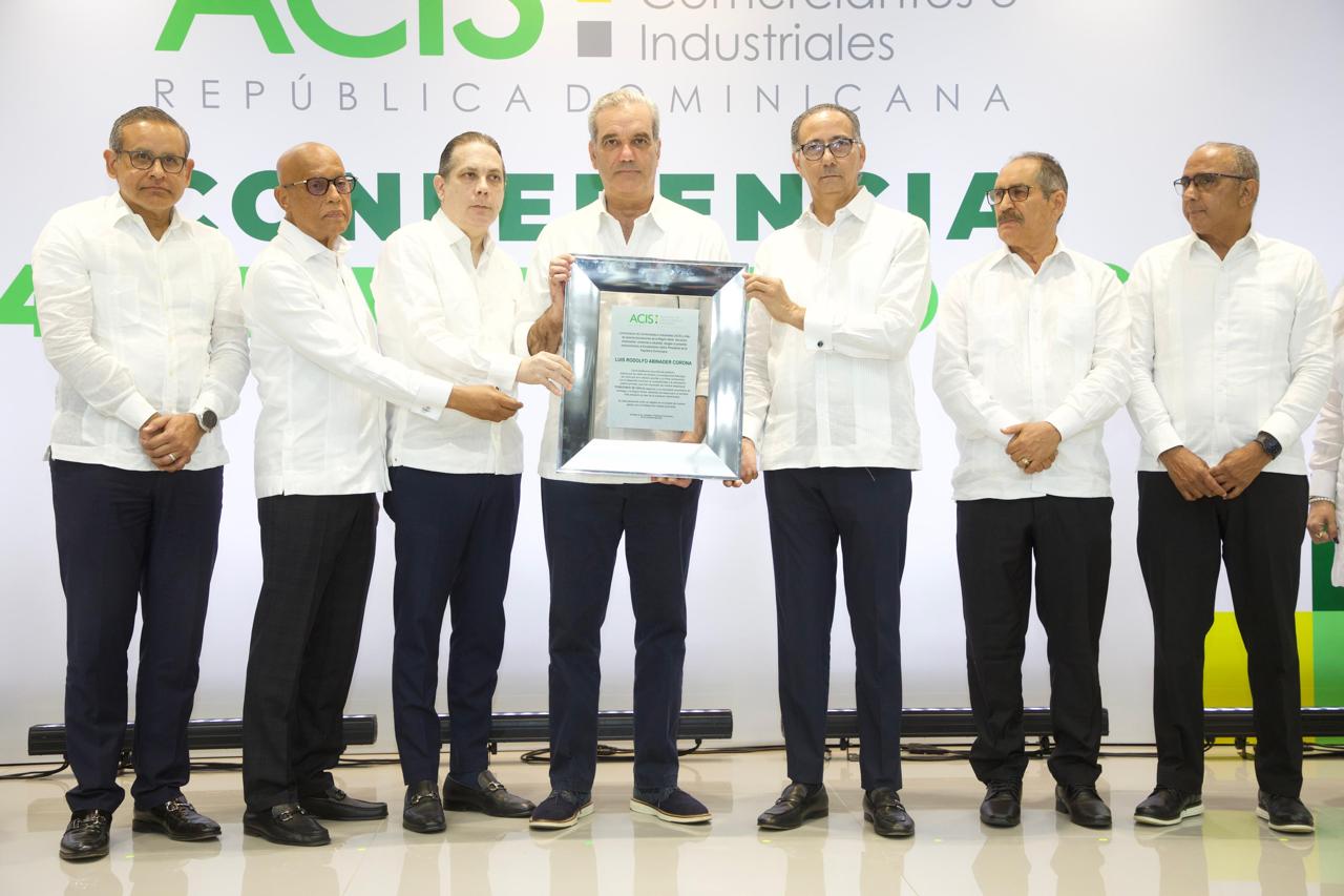 Abinader destaca que el país es una “República policéntrica” y recibe reconocimiento de la ACIS por su inversión en Santiago