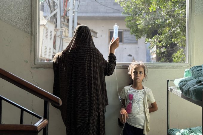 La OMS detecta malnutrición en un 7 % de los niños gazatíes examinados tras el alto el fuego