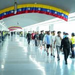 Pocos vuelos y pasajeros en el principal aeropuerto de Venezuela en medio de crisis aérea