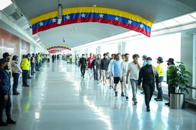 Pocos vuelos y pasajeros en el principal aeropuerto de Venezuela en medio de crisis aérea
