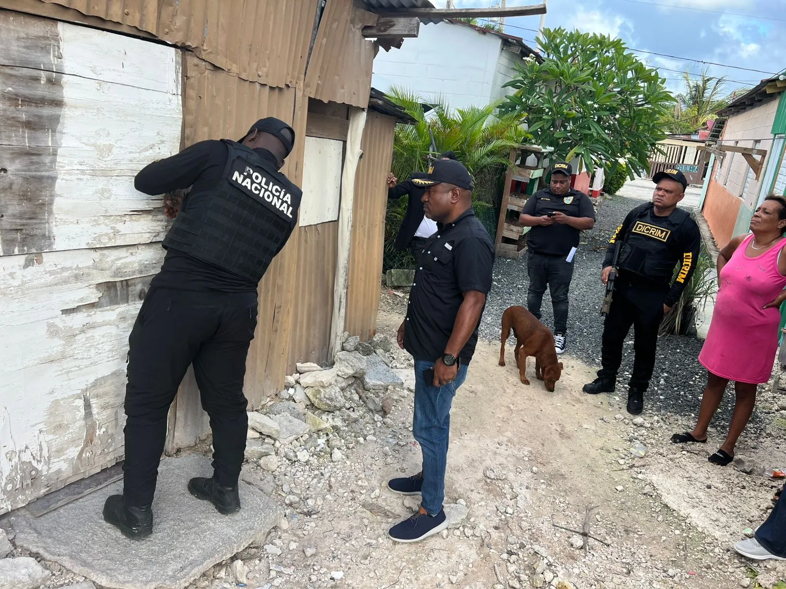 Fiscalía y DICRIM realizan allanamientos en Verón Punta Cana: Varias personas resultan detenidas