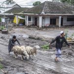 Indonesia evacúa a casi 1.000 personas por la erupción del volcán Semeru