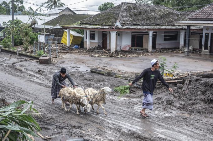 Indonesia evacúa a casi 1.000 personas por la erupción del volcán Semeru
