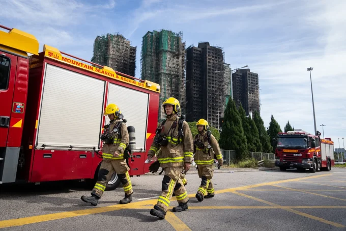 Arrestan a 8 más en torno a renovación de torres incendiadas en Hong Kong; suman ya 128 muertos